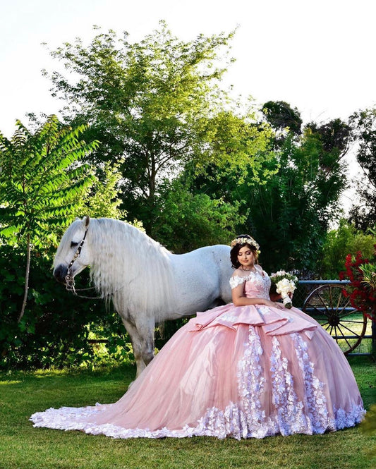 Elegante vestido largo de fiesta con hombros descubiertos, apliques de encaje y tul para quinceañera
