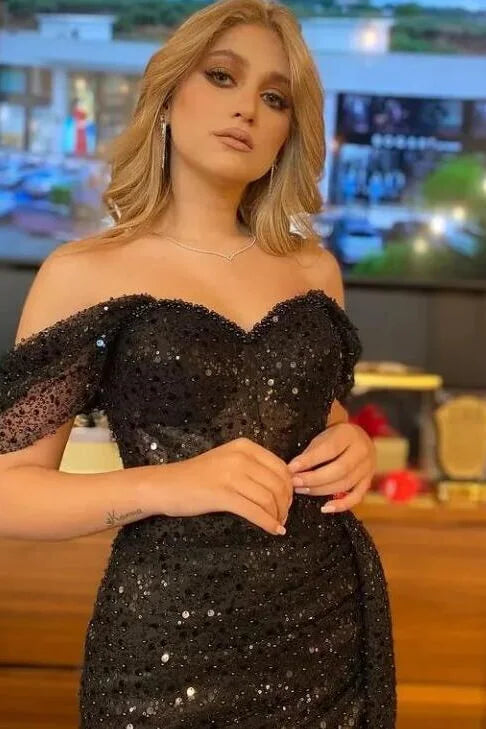 Elegante abito lungo nero da sera con paillettes, pizzo e spalle scoperte, con spacco