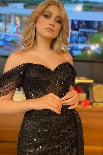 Elegante vestido de fiesta largo negro con hombros descubiertos, lentejuelas y encaje con abertura