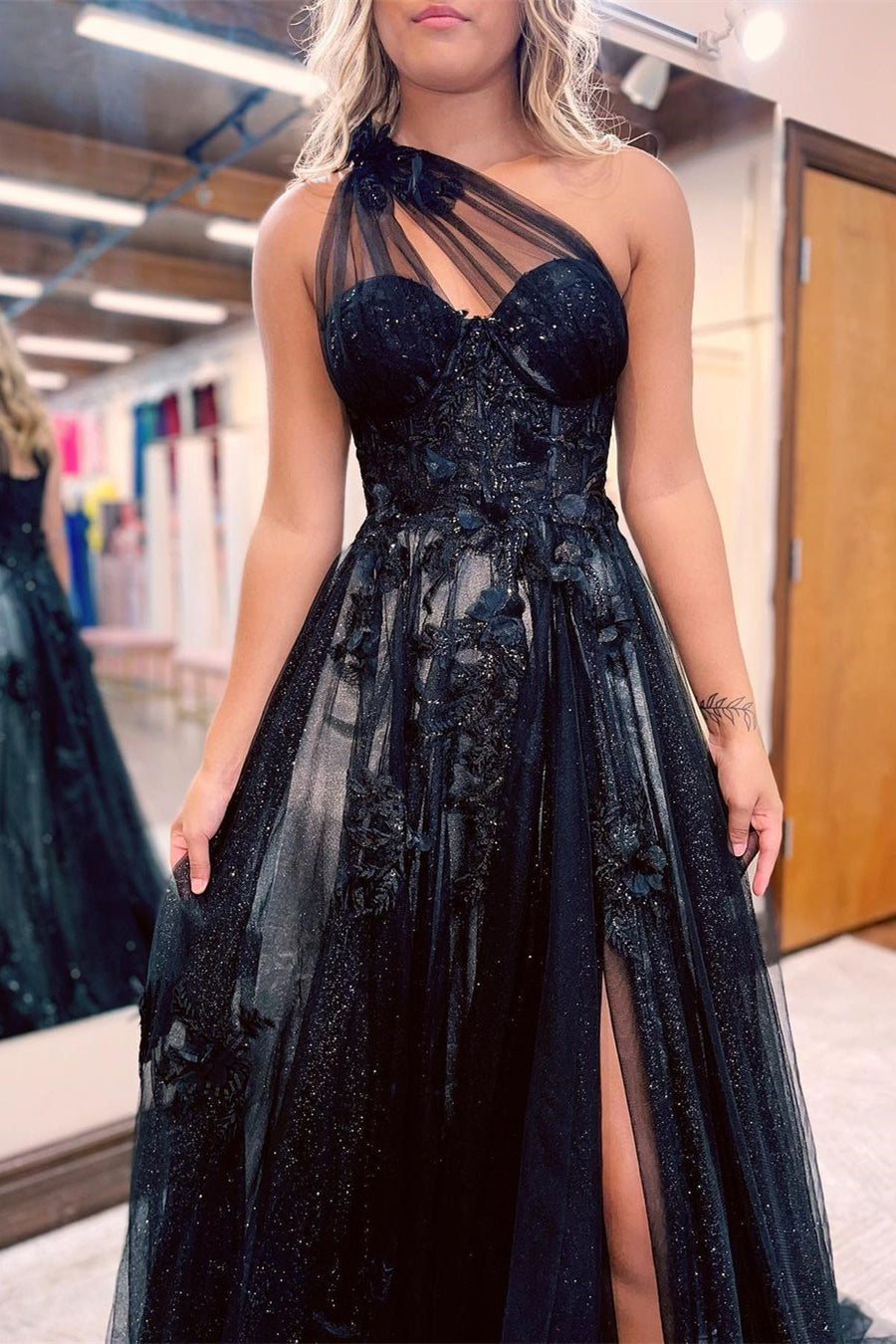Elegante vestido de fiesta negro largo de un solo hombro con encaje en forma de A y abertura