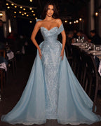 Elegante abito lungo blu a linea ad A, senza spalline e con scollo a barca, decorato con paillettes, per ballo di fine anno, con strascico staccabile
