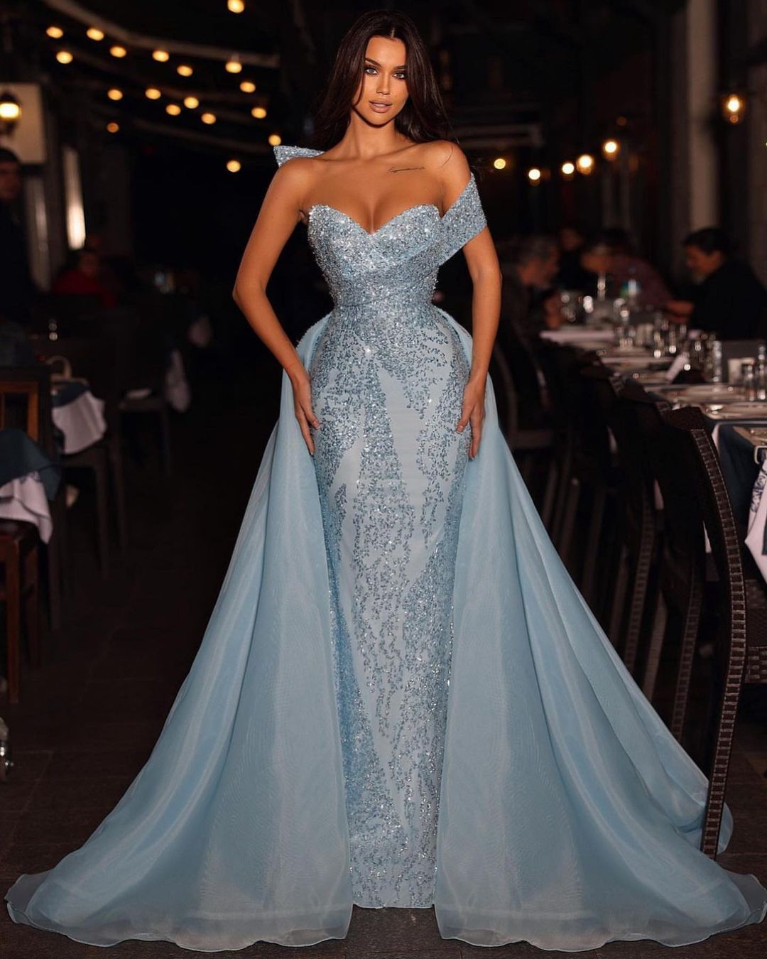 Elegante abito lungo blu a linea ad A, senza spalline e con scollo a barca, decorato con paillettes, per ballo di fine anno, con strascico staccabile