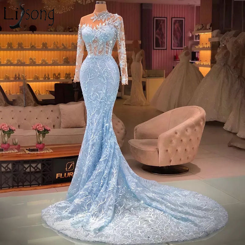 Elegante abito da sera lungo blu con maniche lunghe in pizzo e strascico a sirena