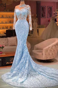 Elegante abito da sera lungo blu con maniche lunghe in pizzo e strascico a sirena