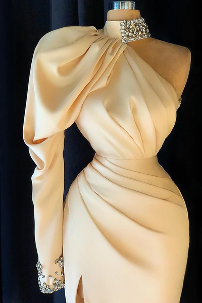 Abito da sera elegante lungo color champagne con collo alto, una spalla e spacco