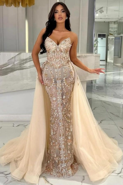 Elegante abito lungo color champagne a sirena senza spalline in pizzo scintillante con strascico staccabile