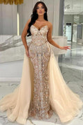 Elegante abito lungo color champagne a sirena senza spalline in pizzo scintillante con strascico staccabile