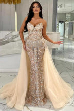Elegante abito lungo color champagne a sirena senza spalline in pizzo scintillante con strascico staccabile