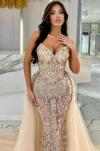 Elegante abito lungo color champagne a sirena senza spalline in pizzo scintillante con strascico staccabile