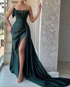Elegante abito lungo verde scuro a linea ad A senza maniche con perline e spacco per ballo di fine anno