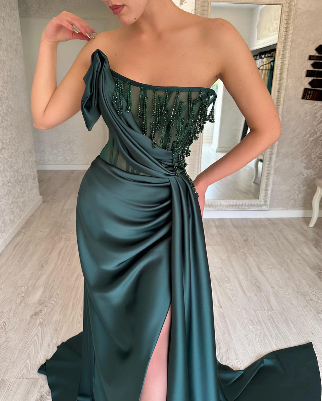 Elegante abito lungo verde scuro a linea ad A senza maniche con perline e spacco per ballo di fine anno