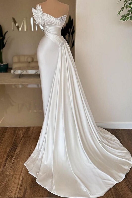 Elegantes langes trägerloses elfenbeinfarbenes Satin-Brautkleid mit Plissee und Perlen