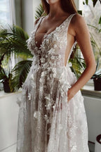 Elegante abito da sposa lungo avorio a linea ad A con scollo a V in pizzo e glitter