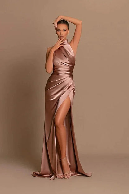 Elegante vestido de fiesta formal de satén con cuello alto y corte sirena largo con abertura