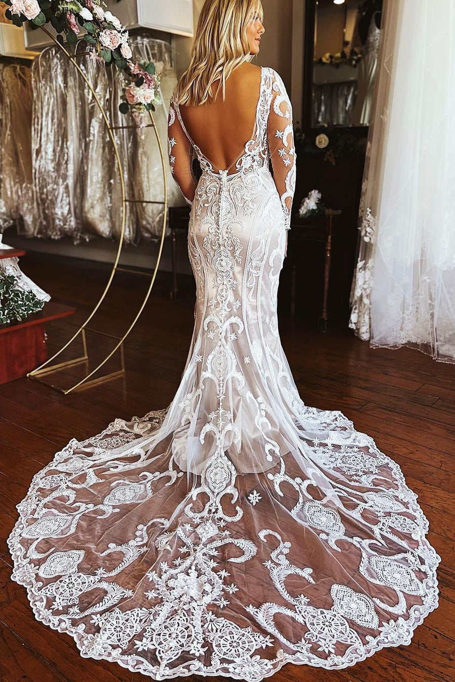 Elegantes langes Meerjungfrau-Brautkleid mit Spitzen und langen Ärmeln und Applikationen