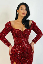 Abito da sera elegante lungo a sirena con maniche lunghe e paillettes, con spacco