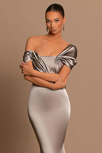 Elegante vestido de fiesta formal de satén con hombros descubiertos y corte sirena largo
