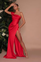 Elegante vestido de fiesta formal de satén con un solo hombro y corte sirena con abertura