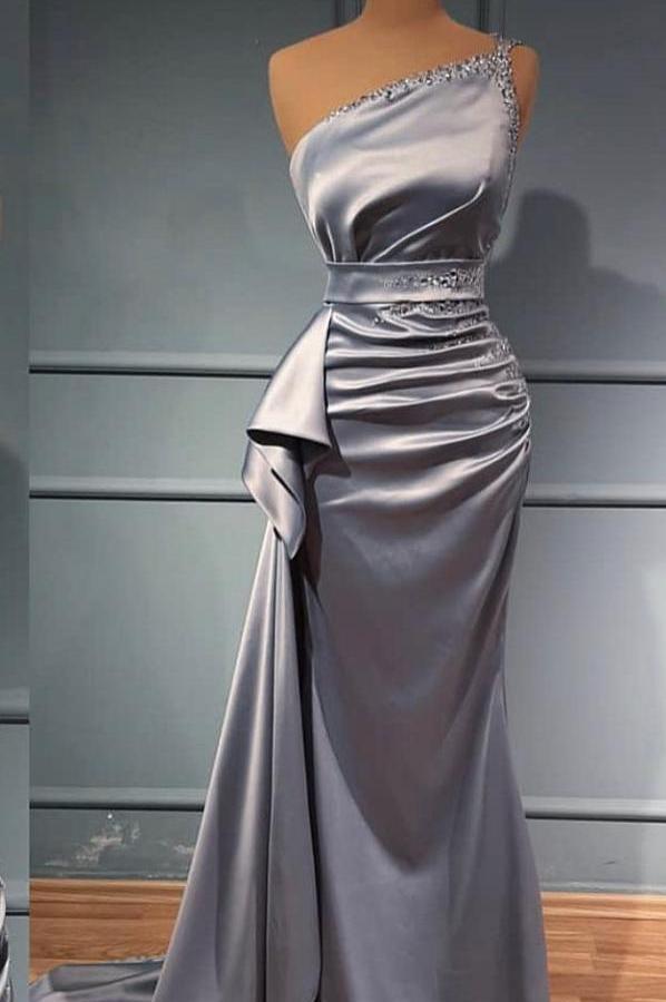 Abito elegante lungo a sirena in raso con una spalla e glitter