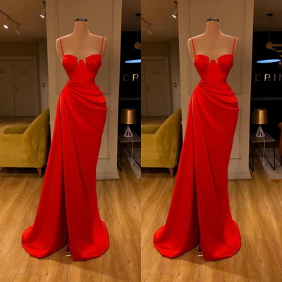 Elegante abito lungo da sera a sirena in raso con spalline sottili senza maniche