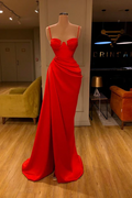 Elegante abito lungo da sera a sirena in raso con spalline sottili senza maniche