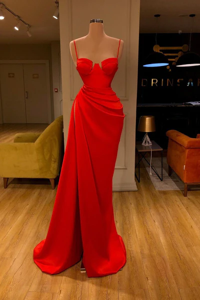 Elegante abito lungo da sera a sirena in raso con spalline sottili senza maniche