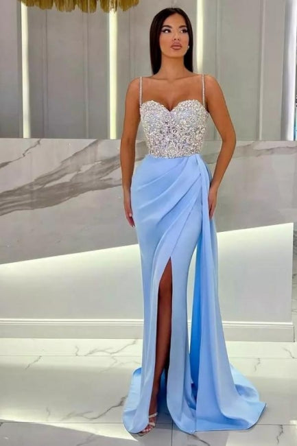 Abito da sera elegante lungo a sirena con spalline sottili, scollo a cuore e paillettes, con spacco
