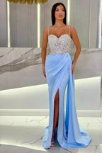 Abito da sera elegante lungo a sirena con spalline sottili, scollo a cuore e paillettes, con spacco