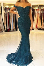 Elegante abito lungo da sera a sirena con scollo a cuore e spalle scoperte in tulle
