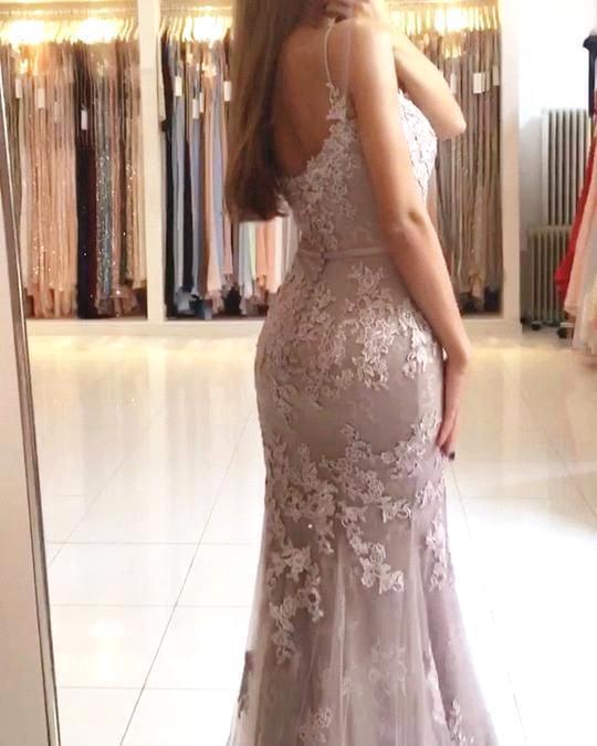 Abito da sera elegante lungo a sirena con scollo a cuore, spalline sottili e applicazioni di pizzo