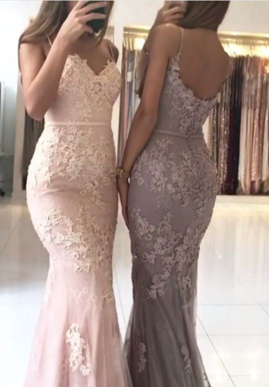 Abito da sera elegante lungo a sirena con scollo a cuore, spalline sottili e applicazioni di pizzo
