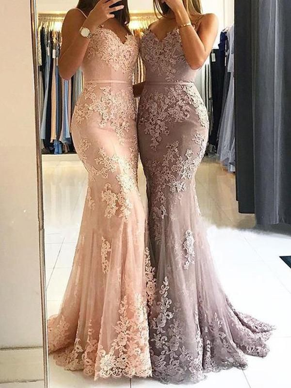 Abito da sera elegante lungo a sirena con scollo a cuore, spalline sottili e applicazioni di pizzo