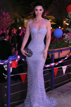 Elegante abito lungo a sirena con scollo a cuore, spalline sottili, tulle e perline, abito formale da ballo