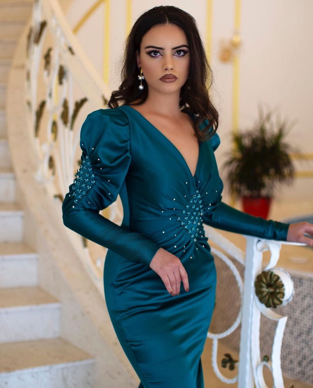 Elegante abito lungo da sera a sirena con scollo a V e perline, maniche lunghe