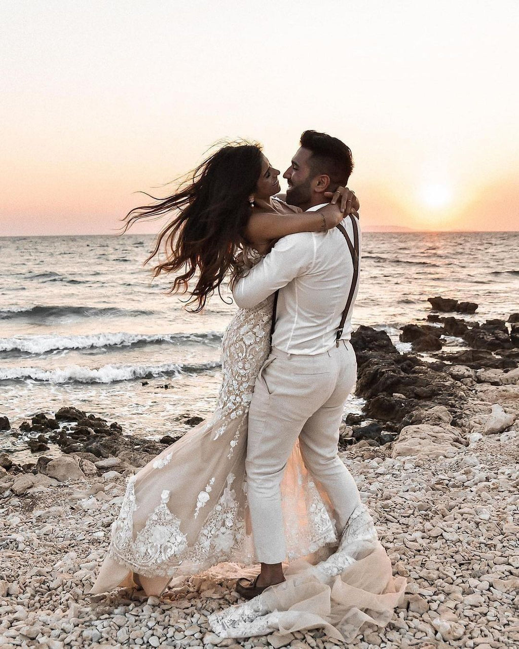 Elegantes langes Meerjungfrau-Brautkleid mit V-Ausschnitt und Blumenspitze