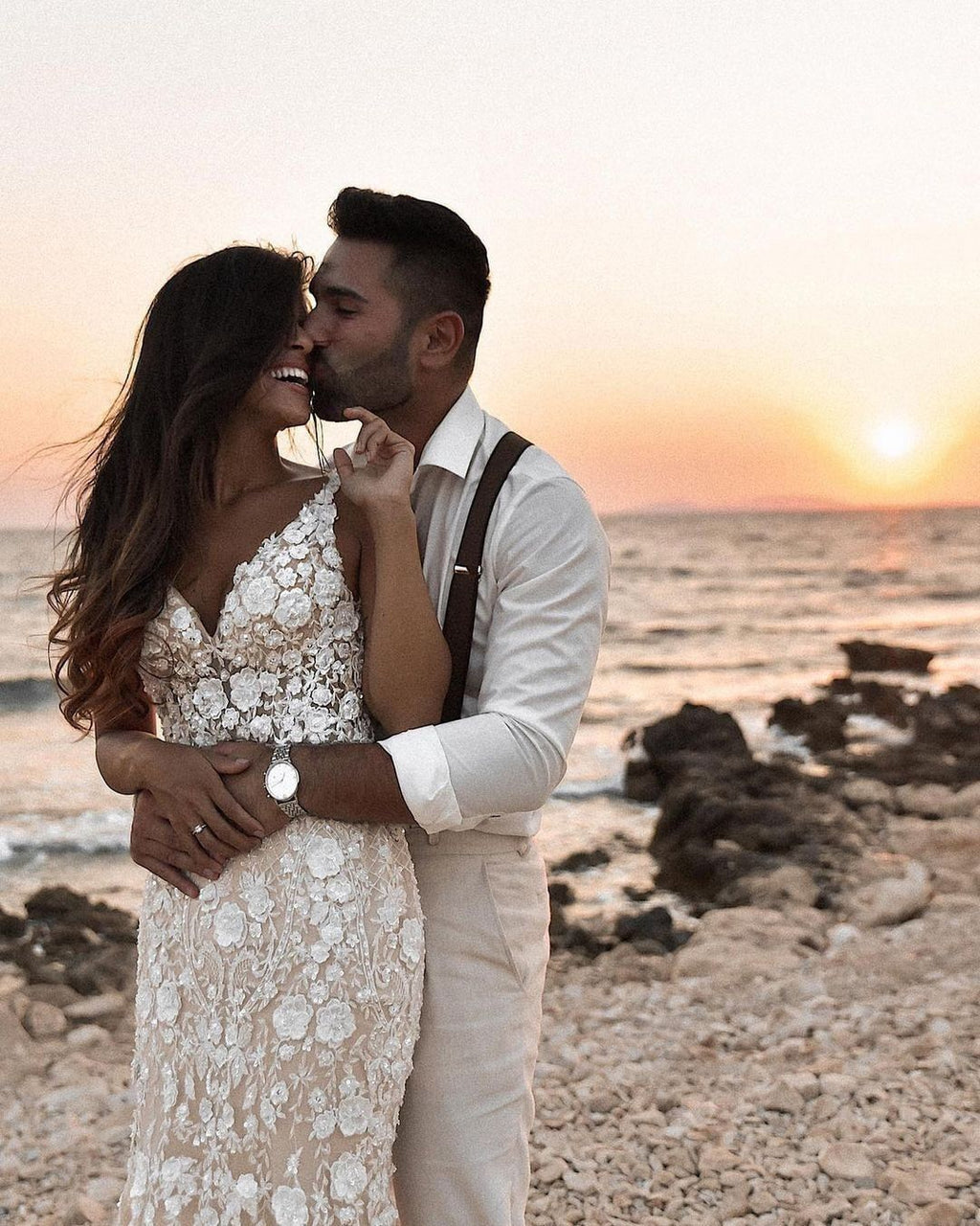 Elegantes langes Meerjungfrau-Brautkleid mit V-Ausschnitt und Blumenspitze