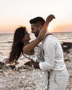 Elegantes langes Meerjungfrau-Brautkleid mit V-Ausschnitt und Blumenspitze