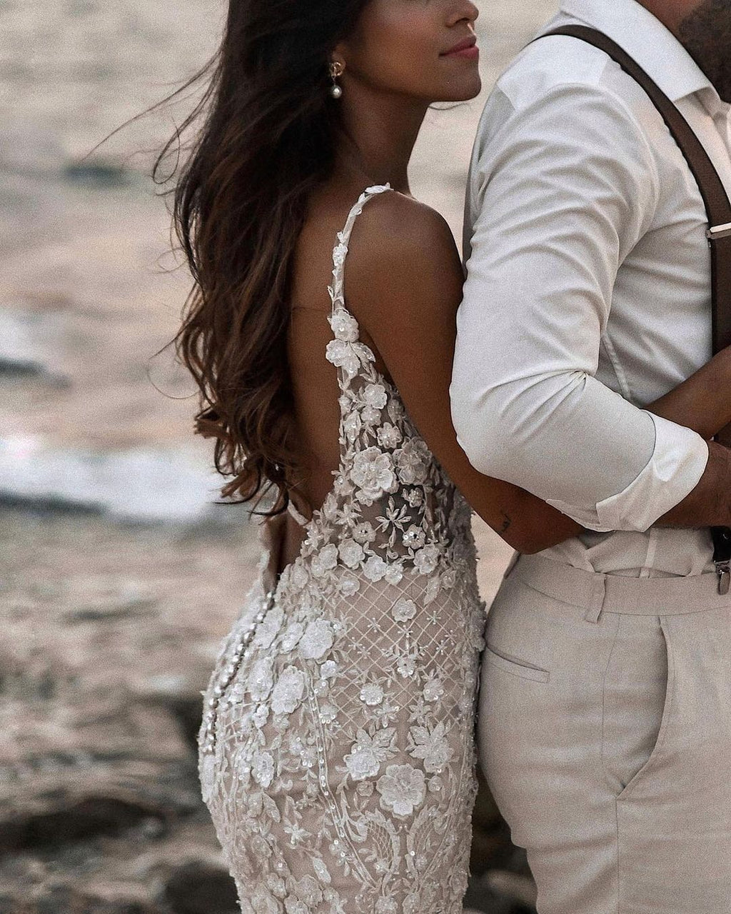 Elegantes langes Meerjungfrau-Brautkleid mit V-Ausschnitt und Blumenspitze