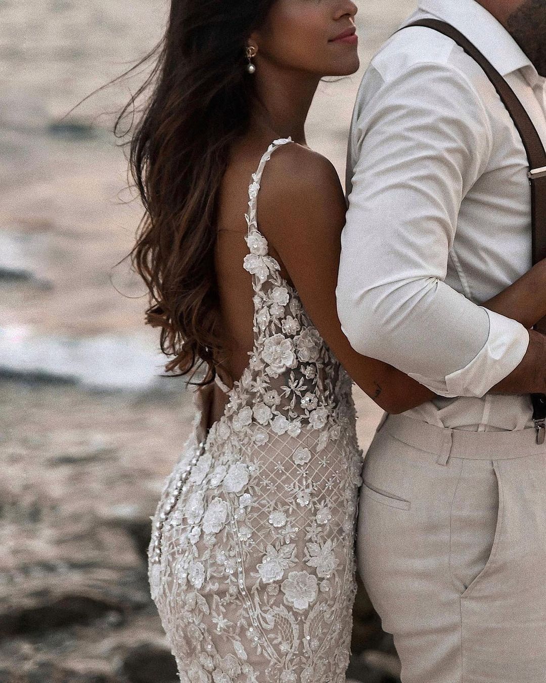 Elegantes langes Meerjungfrau-Brautkleid mit V-Ausschnitt und Blumenspitze