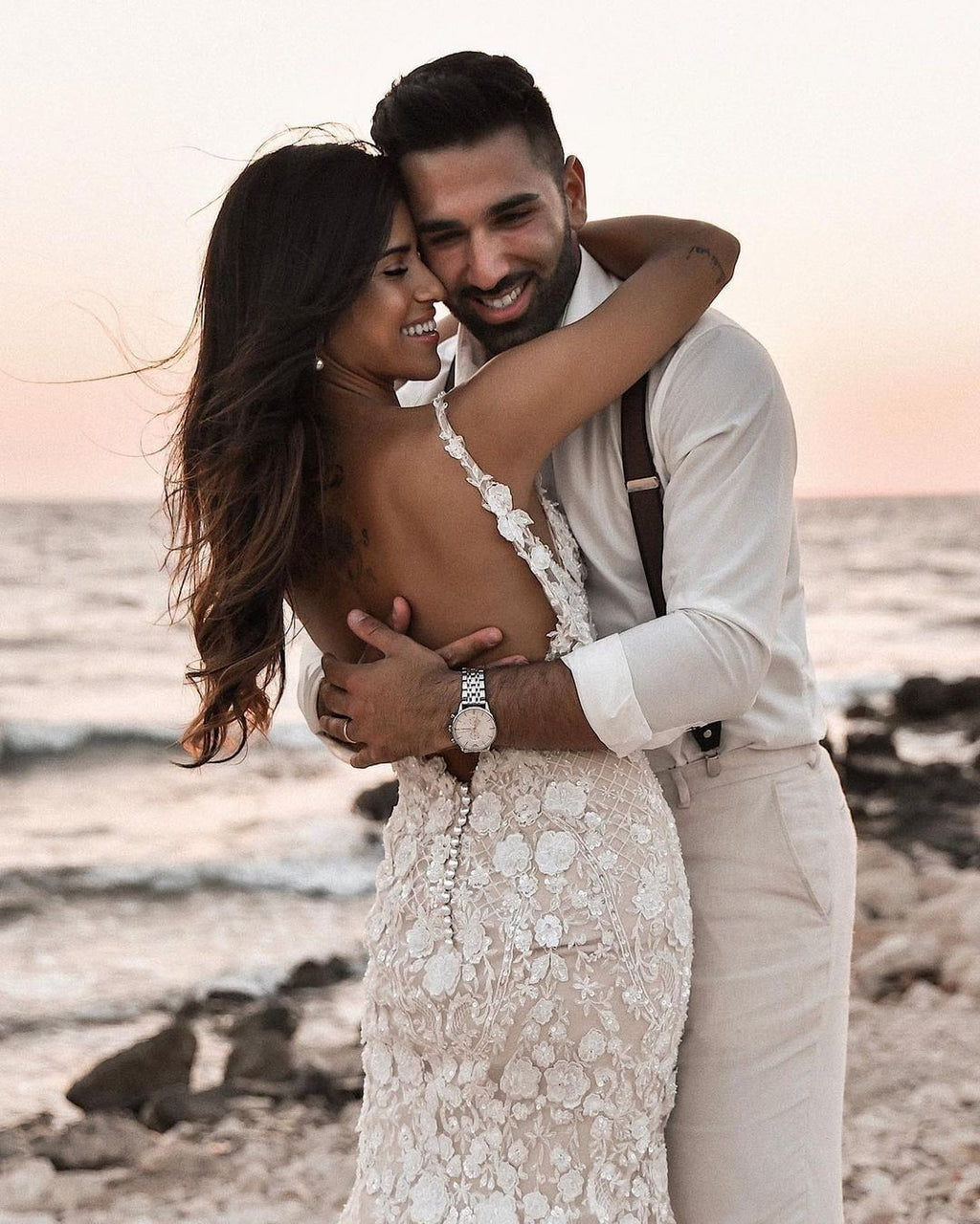 Elegantes langes Meerjungfrau-Brautkleid mit V-Ausschnitt und Blumenspitze