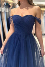 Elegante abito lungo blu navy a linea ad A senza spalline e con scollo a barca per ballo di fine anno