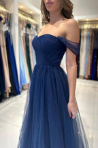 Elegante abito lungo blu navy a linea ad A senza spalline e con scollo a barca per ballo di fine anno