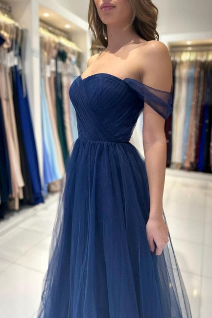 Elegante abito lungo blu navy a linea ad A senza spalline e con scollo a barca per ballo di fine anno