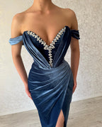Elegante abito lungo navy a colonna, scollatura a barca, lunghezza alla caviglia, con spacco per ballo di fine anno