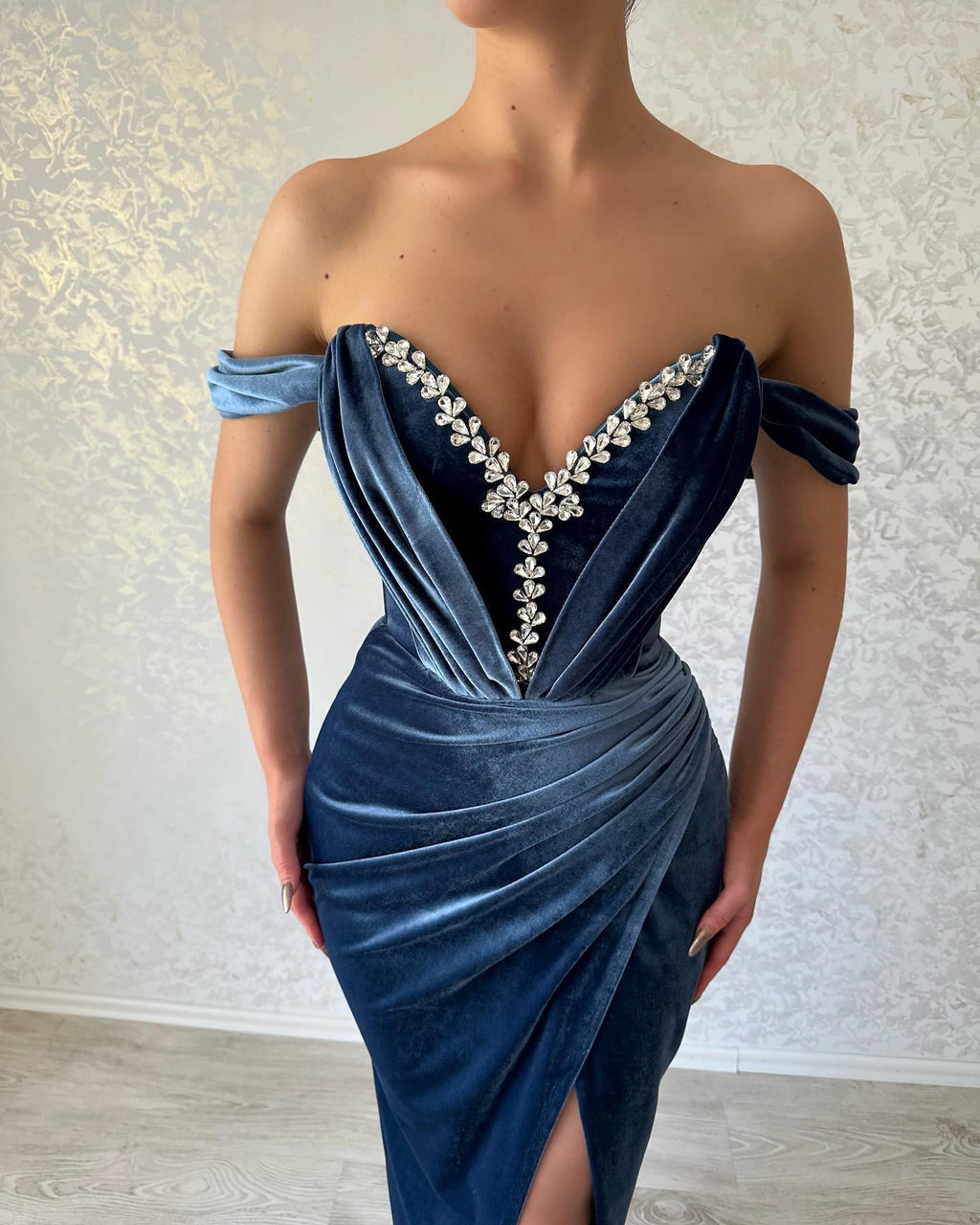 Elegante abito lungo navy a colonna, scollatura a barca, lunghezza alla caviglia, con spacco per ballo di fine anno