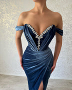 Elegante abito lungo navy a colonna, scollatura a barca, lunghezza alla caviglia, con spacco per ballo di fine anno