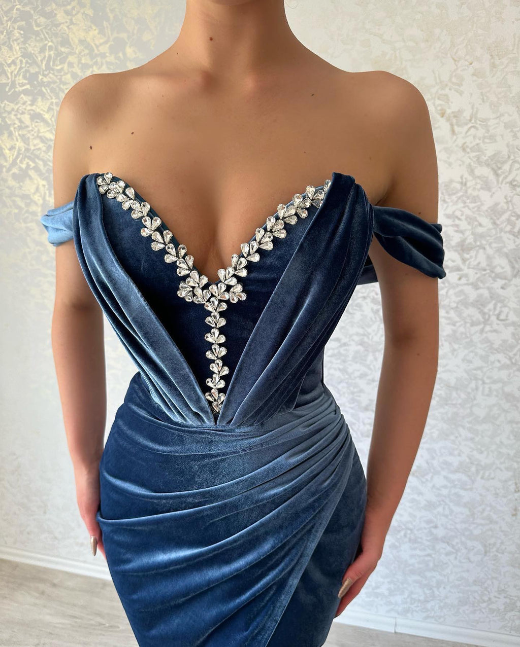 Elegante abito lungo navy a colonna, scollatura a barca, lunghezza alla caviglia, con spacco per ballo di fine anno
