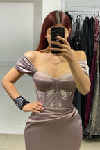 Elegante abito lungo da sera in raso a sirena con scollo a barca e strass