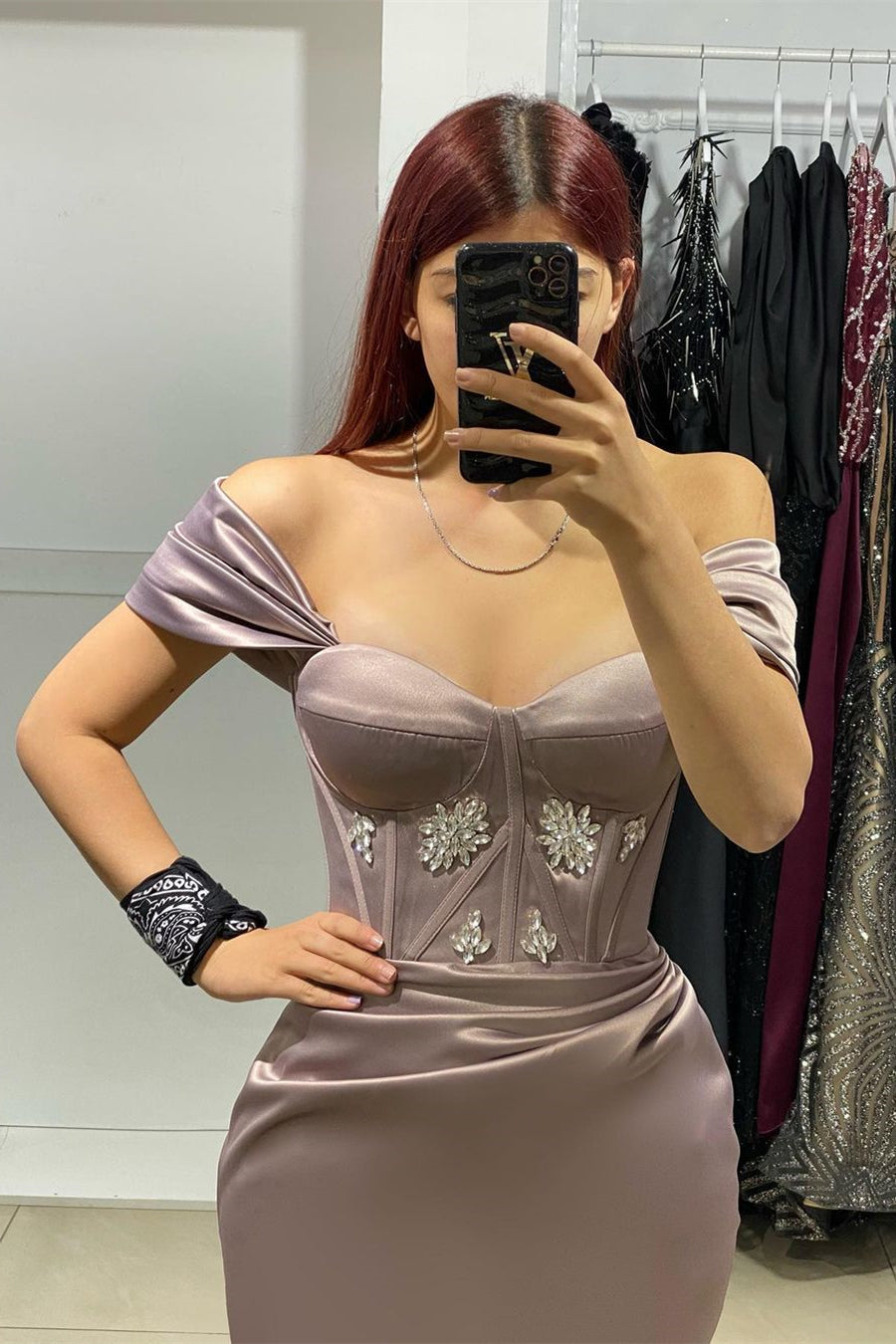 Elegante abito lungo da sera in raso a sirena con scollo a barca e strass