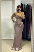 Elegante abito lungo da sera in raso a sirena con scollo a barca e strass